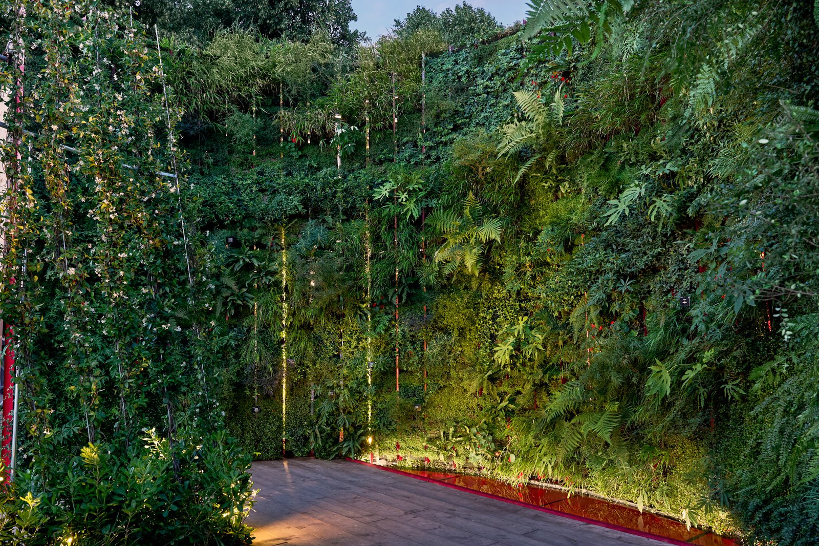 Living Louvres set in a curve on a custom free standing structure